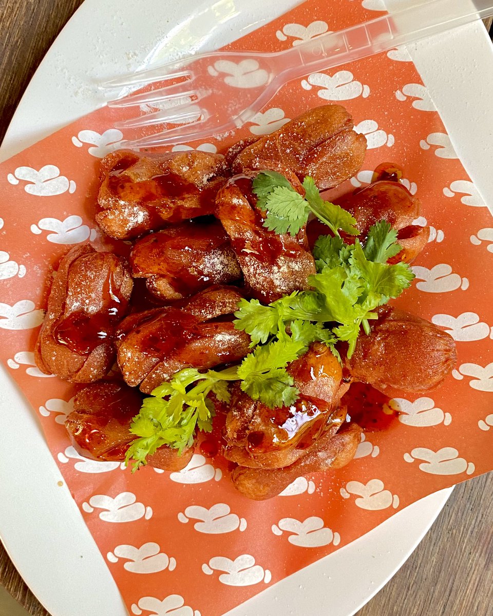 aroiguru's tweet photo. มา The Common Saladaeng เจอร้านของกินเล่นเปิดใหม่ Kin Kin ปังมากก 🎉 วันนี้ลองไส้กรอกทอดร้อนๆ ฟินสุด ไว้ต้องมาซ้ำรอบดึก 🤩 #อร่อยบอกต่อ #อร่อยไปแดก @aroii @Kin24hrs @hungrybearrrr #aroiguru https://t.co/smYwJwGNKG