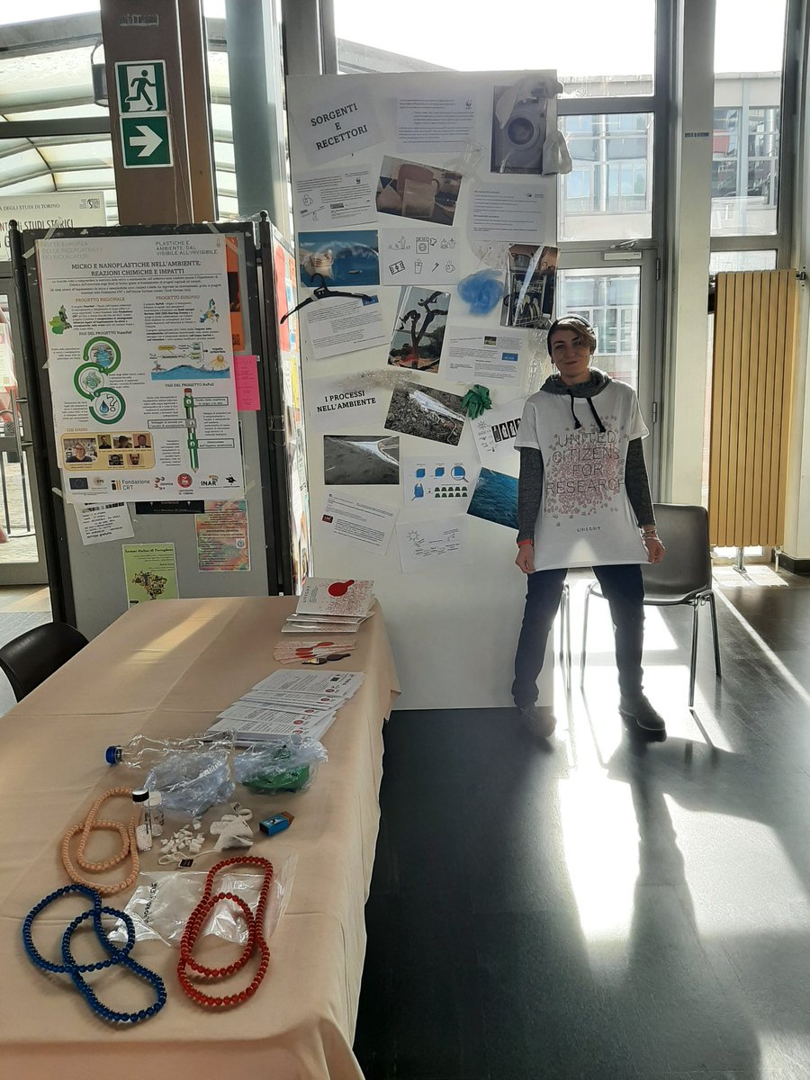 MoPassa4's tweet image. Tutto pronto per la mostra &quot;Plastiche e ambiente: dal visibile all&apos;invisibile&quot;. Siamo a Palazzo Nuovo fino alle 19.
Venite a scoprire cosa facciamo al @dipchim di @unito con il progetto #ERC_StG NaPuE e molto altro. #UNIGHTproject #EuropeanResearchersNight #Turin #Torino