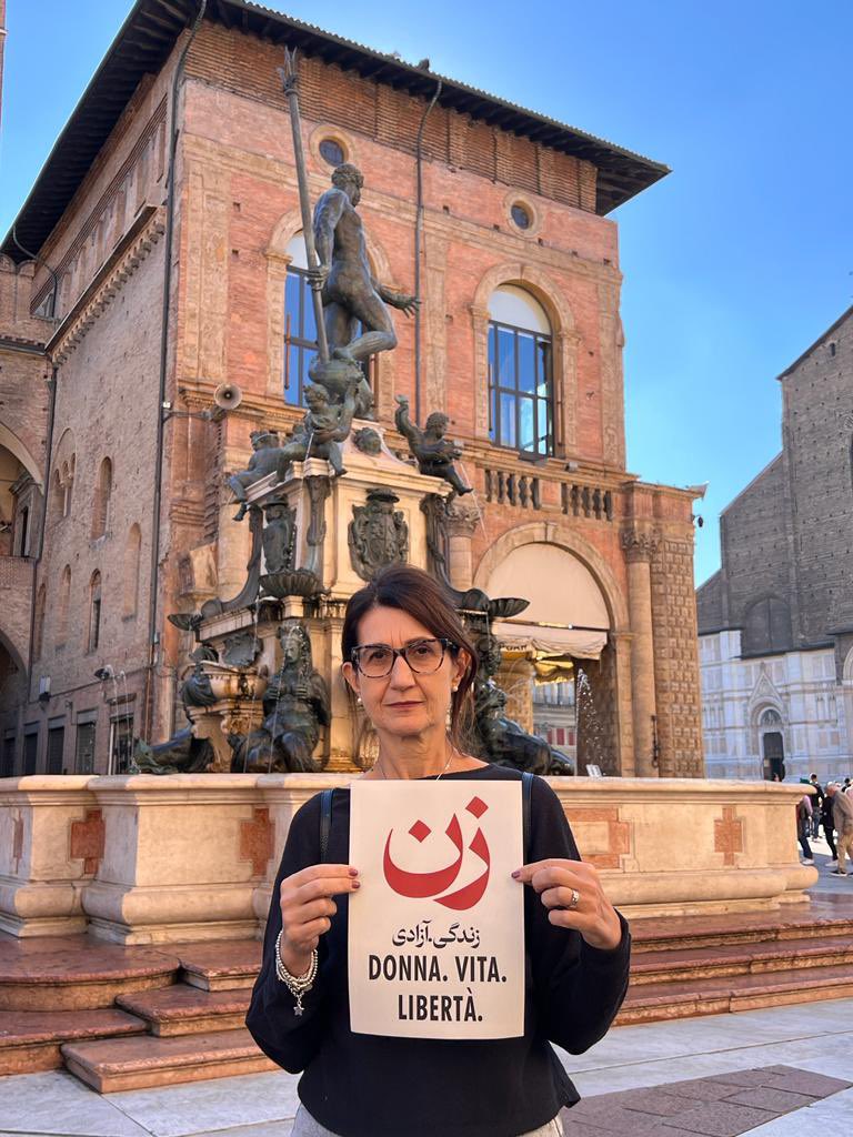 paola_briganti's tweet photo. In piazza a Bologna, in sostegno delle sorelle iraniane.
Donna. Vita. Libertà.
#IranRevolution2022 #Iranianwomen #IranianProtests2022 #StandUpForIran https://t.co/yG6uMBiiun