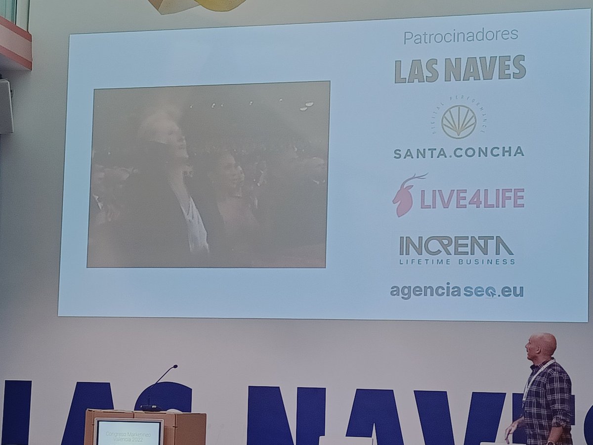 marketineo's tweet photo. Y ahora @VictorOrizaola  nuestro presentador,agradeciendo la colaboración a todos nuestros patrocinadores. Muchas gracias a todos #Marketineo2022. https://t.co/vxllw18eQH