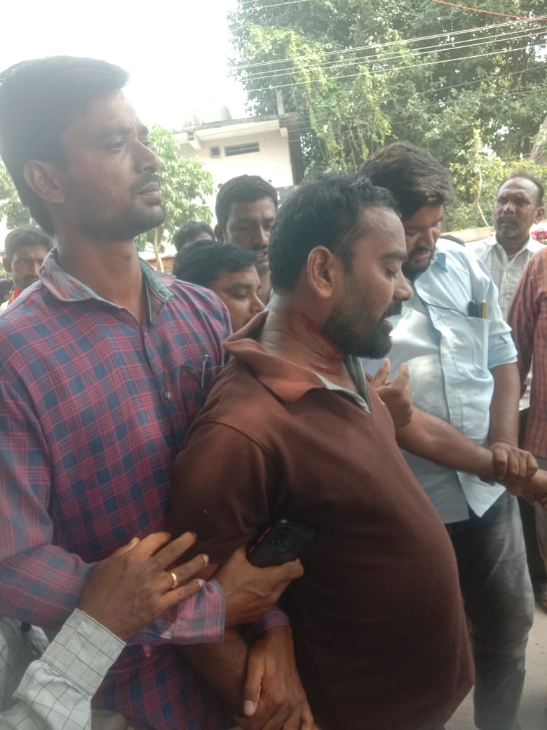 CITIZEN_NLG's tweet photo. @dishatelugu @V6News @TV9Telugu @KTRTRS @revanth_anumula @bandisanjay_bjp @TelanganaCMO 
వరంగల్ జిల్లా నెక్కొండ మండలం
గ్రామం గుండ్రపల్లి vra కాశీం సీఎం ఇచ్చిన హామీలు నెరవేర్చటం లేదని బాధతో బ్లెడ్ తో గోంత్తును కోసుకున్నాడు #PayscaleforVRAs ఇప్పటికైనా ప్రభుత్వం జి.ఒ. విడుదల చేయాలి https://t.co/fWljvlVMwM