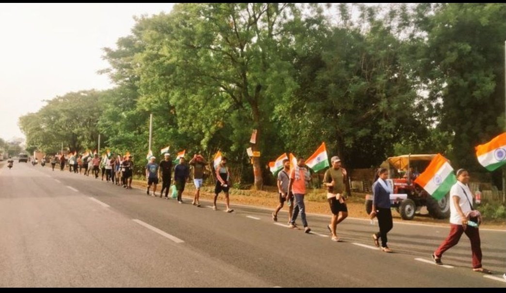 Vishallandge199's tweet photo. अजीब सी कहानी है दुनिया की सुबह सुबह...
एक पेट कम करने के लिए चलता है
तो, दूसरा पेट भरने के लिए चलता है।।
@_Ravi_Nation @YadavArunesh
@AISU_Tweets @raksha_s27
#SSCGD2018_नागपुर_से_दिल्ली_पैदल_मार्च https://t.co/9ge3N5j9hd