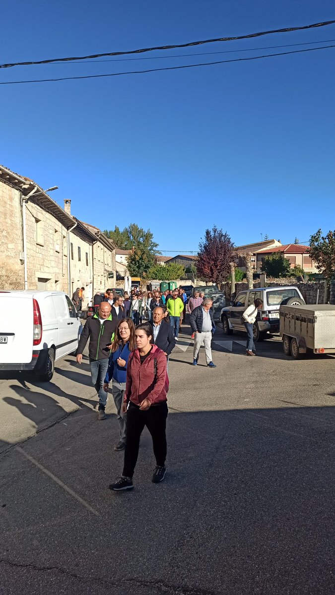 Comienza la salida de campo desde #ubierna a las excavaciones de la ermita de Montes Claros, la necrópolis de La Polera y el Centro Arqueológico de Ubierna con explicaciones de <a href="/AdesArqueologia/">ADES Arqueologia</a>

#NocheEuropeadelosInvestigadores en #villanuevaderioubierna #ictsnews