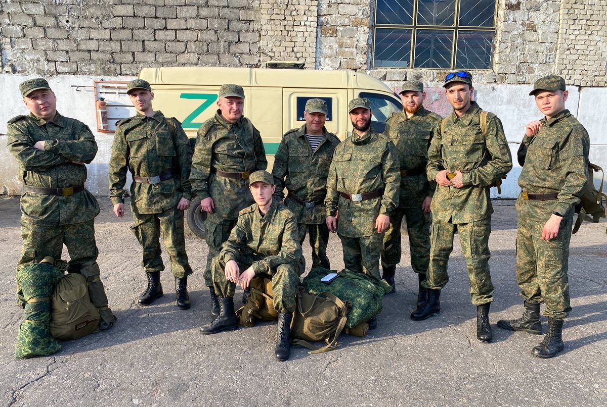 Новобранцы ВС ДНР, давшие вчера присягу прямо под выступление Путина. Слева направо:

Дмитрий Бастраков, Никита Лукинский, Андрей Никитин (Фунт), Тимур Венков, Антон Гапонюк, Александр Жучковский, Артур Зеберг, Василий Ли, Алексей Г.

Поддержать: тыл-22.рф