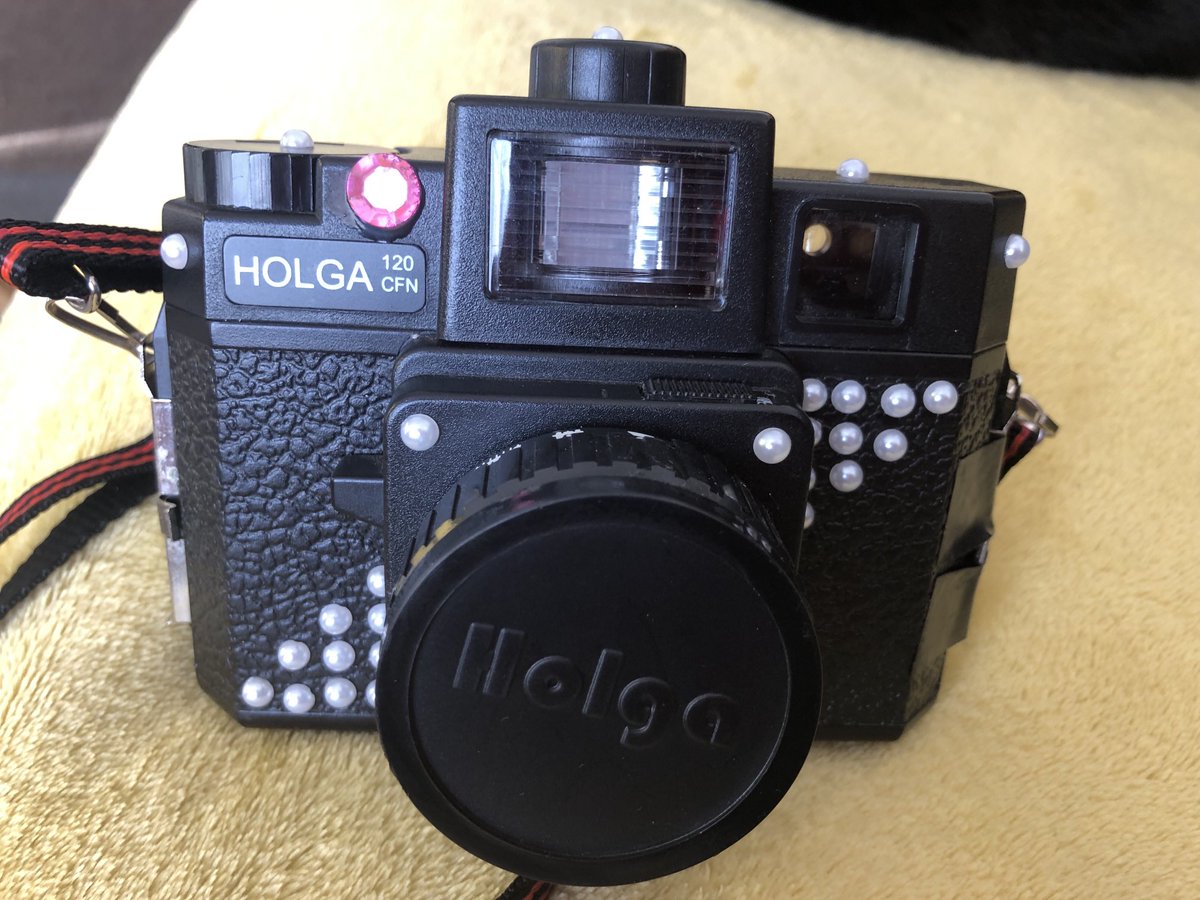 #Holgaweek
Pimping my Holga didn’t have a red gem so a pink one will have to do😂. Don’t know how long the pearls will stay on though, that’s why I didn’t turn it into a ‘Pearly’ Holga.