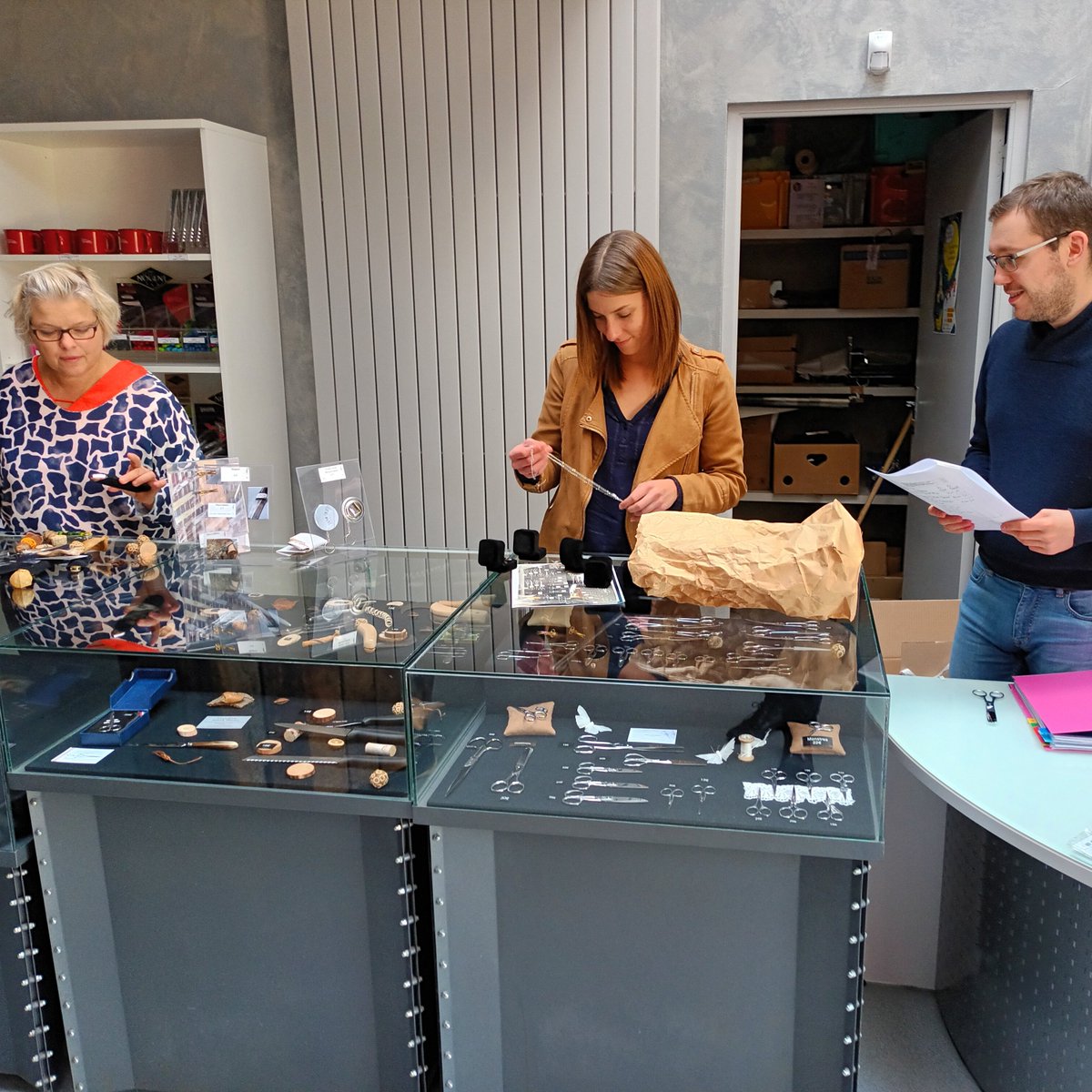PRUVOSTFrdric2's tweet photo. Avant l'ouverture du musée on installe les vitrines de la boutique!
La boutique du musée de la coutellerie, c'est d'abord une ouverture sur le savoir-faire des artisans du nogentais. 
▶️En vente depuis aujourd'hui: des breloques signés du Meilleur Ouvrier de France Fabrice Liiri https://t.co/I7LJGXmX2n