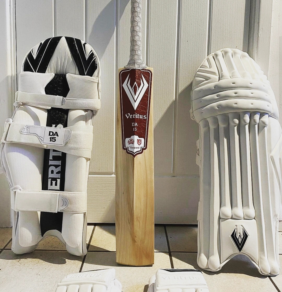 SportsVeritus's tweet photo. Love this combination. Limited Edition pads and gloves plus the stunning g1 Vanguard #bestkit https://t.co/CBR7F4nWKM