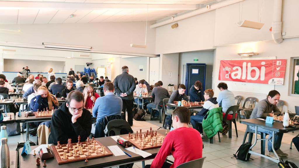 agen_echecs's tweet photo. #ChessOpen - Lancement du XVIIème open d'échecs du Tarn à #Albi avec un format sur 2 jours, 87 joueurs sur la grille de départ et une maison des sports remplie comme un œuf, l'événement 2022 est déjà un grand succès !! Les Bleus et Blancs sont bien là ! #AllezAgen #FFE https://t.co/0YTHX3pfFX