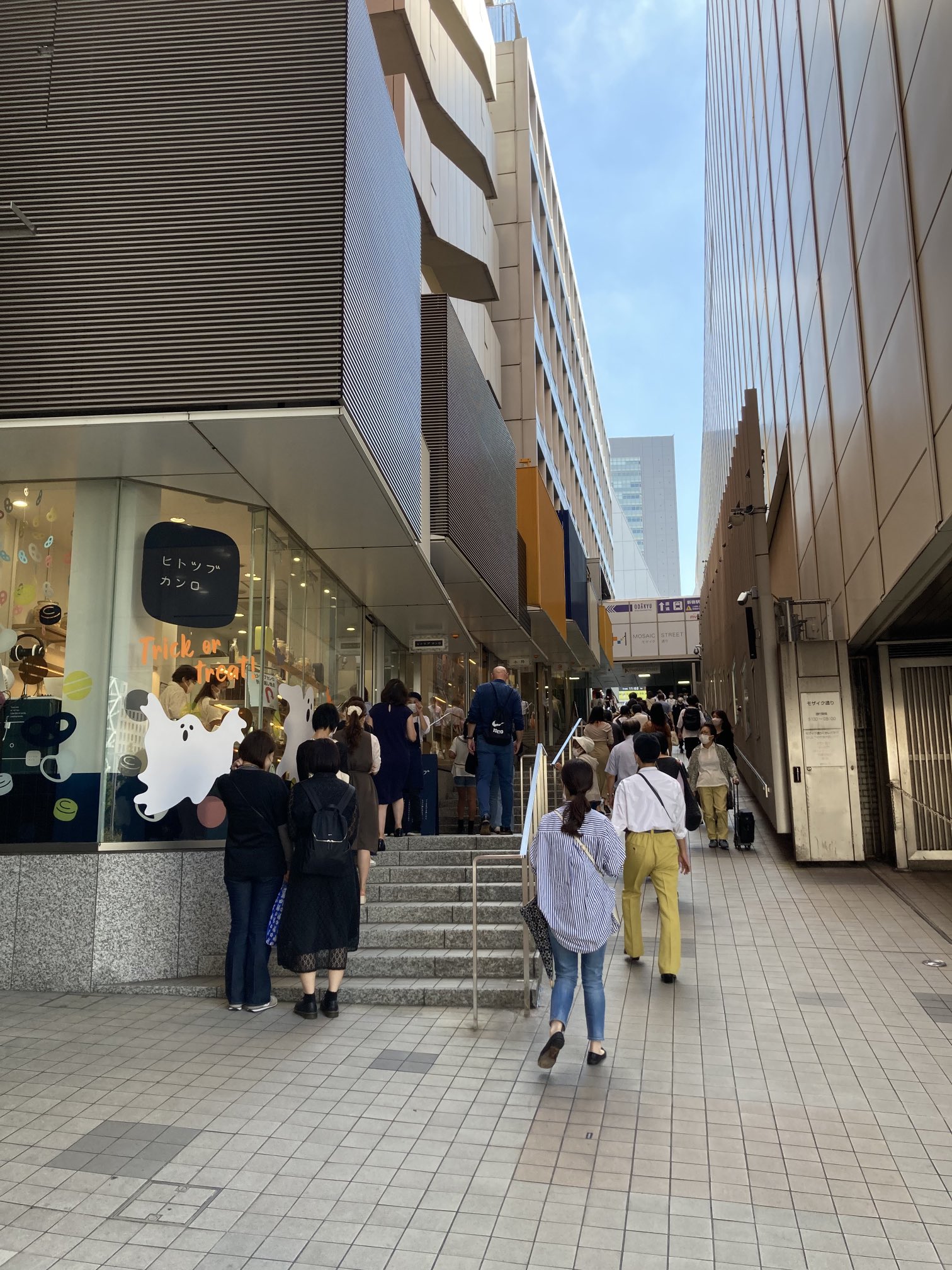 前川國男建築ネットワーク 新宿駅西口モザイク通り ここは坂倉準三がル コルビジュエ譲りのスロープを巧みに使ったまさに 建築的プロムナード でとても好きな空間でした しかし ここも再開発で取り壊されるそうです もう 泣くしかない T