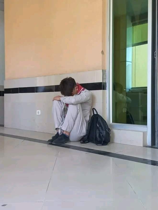 abidafr89's tweet photo. A selfless brother waiting outside the ICU, holding his injured sister's bag after the Kabul blast. The most heart breaking picture.💔
#KabulBlast https://t.co/vUmLabJ3XN