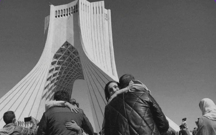 _بین «ما خطی ست قرمز» پس تو با ما نیستی
یک قدم بردار میبینی که تنها نیستی
هیچ میترسی ز هول روز رستاخیر؟ نه!
از مسلمانی همین داری که «ترسا» نیستی
ای که با یک سنگ کوچک خاطرت گِل میشود
مشکل از اطفال شیطان نیست، دریا نیستی! 
"حسین جنتی" 
#MahsaAmini
#اعتصاب_سراسری