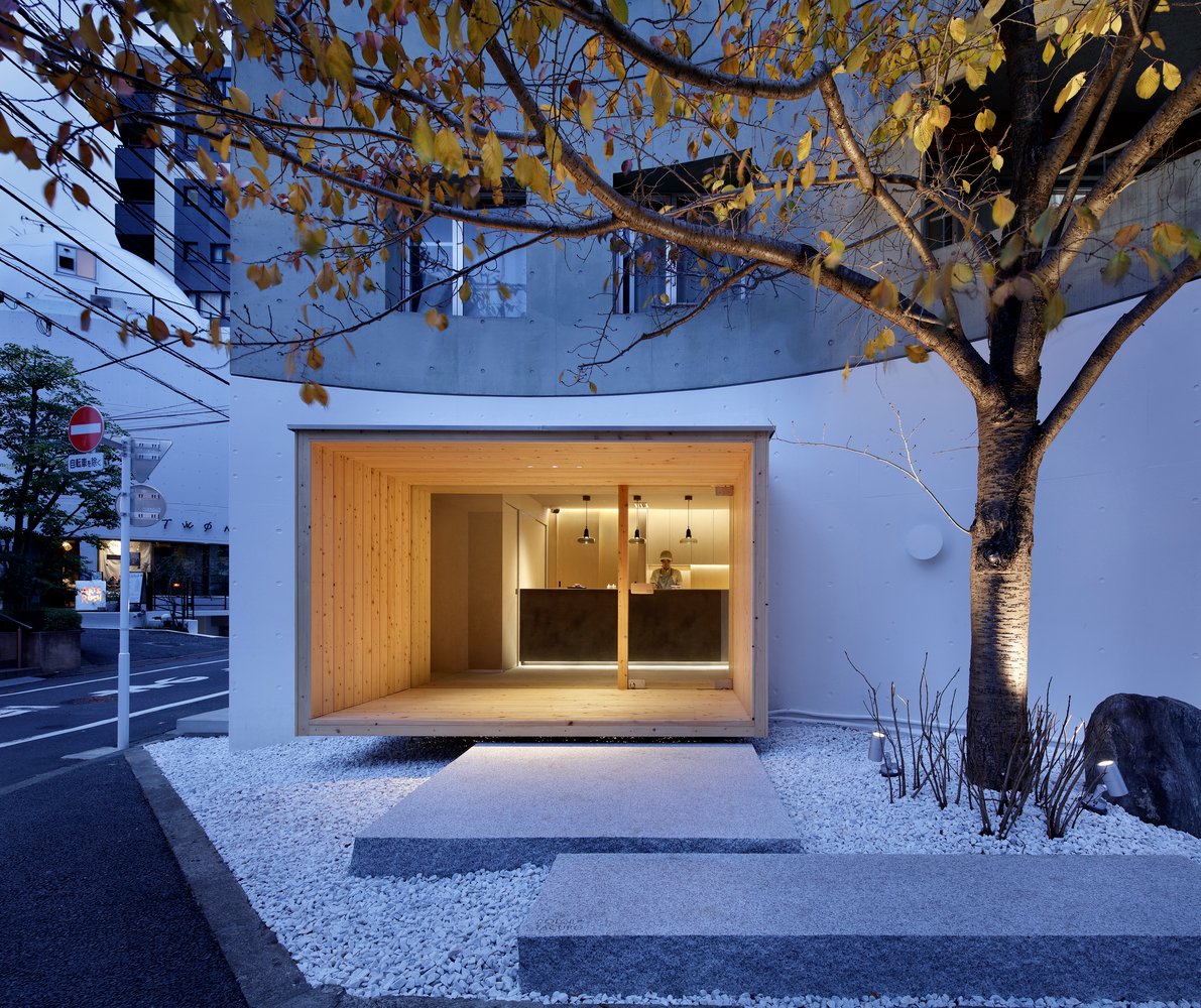 Qué importante es entender que la entrada de tu edificio es el comienzo de todo. Como la primera frase de un libro. O el primer acorde que suena en una canción.

La de esta pastelería en Japón no puede ser más elegante.