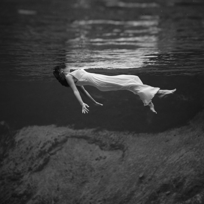 literlandweb1's tweet photo. “– ¿Por qué si uno sabe nadar flota sin moverse y cuando no sabe se hunde?
– El miedo pesa, hijo”. 
"La partida", Miguel Delibes
📷Antoinette Frissell https://t.co/8JIEqGJEaB