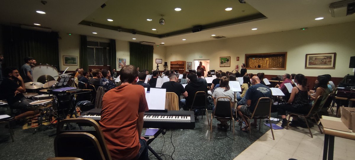 casavalenciabcn's tweet photo. Primer concert de la @banda_smpvb de la temporada. Acompanyaran a @PauAlabajos i els seus 20 anys de carrera musical! 

📍   SantsTeatre 
🎟️   Entrades: https://t.co/ijzZ0pmtTq https://t.co/RXcrMoru4c