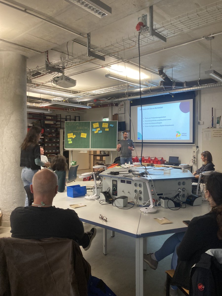 bildungbits's tweet photo. “#CriticalMaking soll eine kritische Auseinandersetzung mit Technologien sein und nicht primär das Mittel zur Bekämpfung des Fachkräftemangels” Alexander Kutschera - Makerbildung in der Schule #bildungbitsbaeume22 #making #hacking #bne https://t.co/LChNHqOmuM