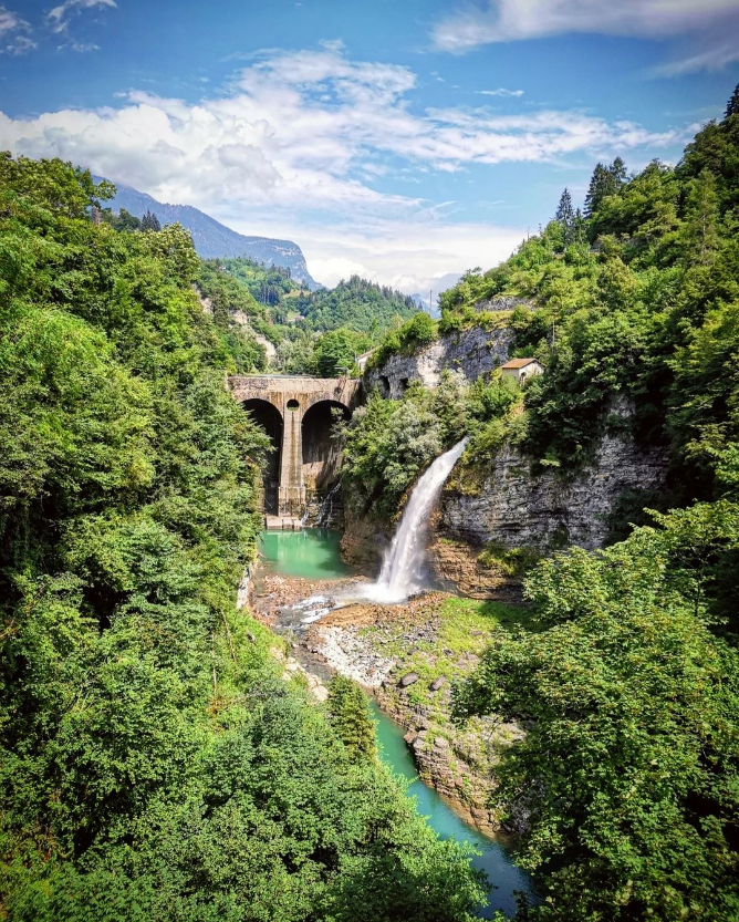 TurismoVeneto's tweet photo. Benvenuti nella terra del fagiolo 💚 tra i comuni di #Sovramonte e #Lamon.
Curiosità🧐: nei periodi più piovosi dell'anno alla cascata sulla destra se ne aggiunge un'altra che scende dallo sbarramento della diga
👉https://t.co/f1zQXRJdkZ
#VisitVeneto #ValCismon
📷IG dafne__85 https://t.co/RCUii7THOm