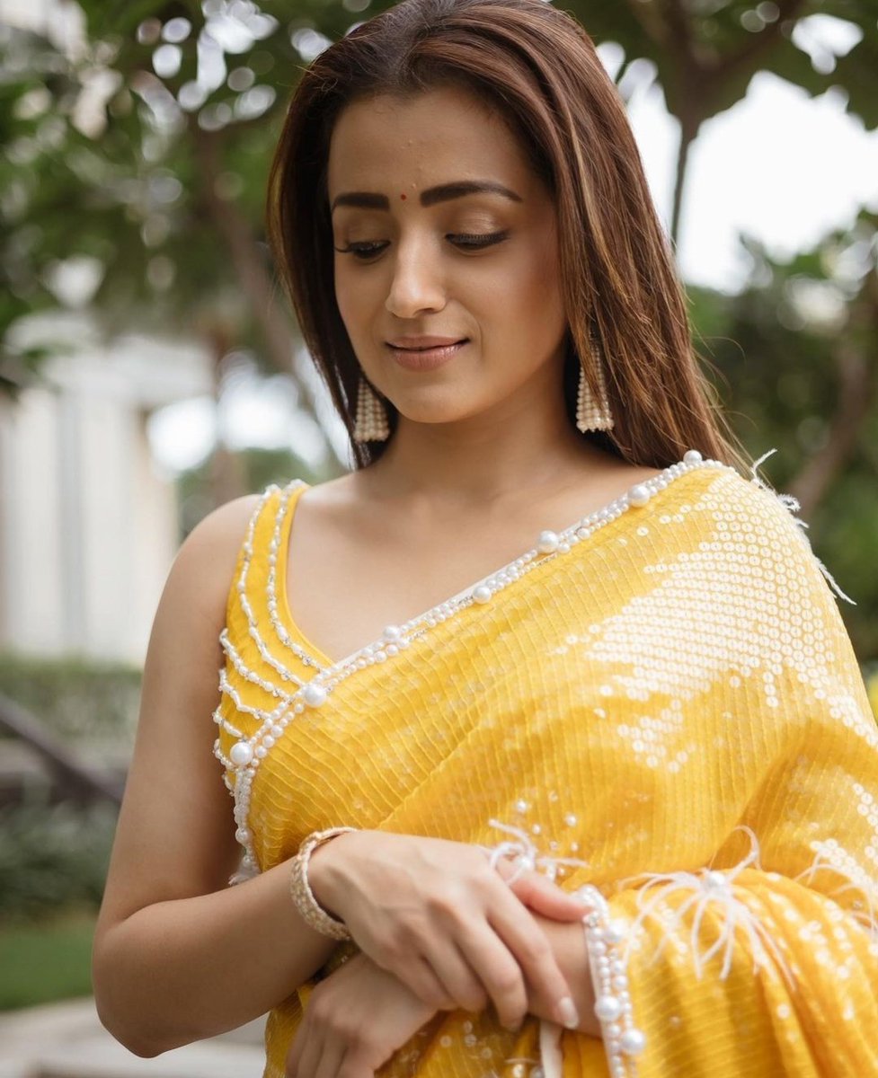 ThamizhPadam's tweet photo. Gorgeous @trishtrashers 😍
 
#Trisha #TrishaKrishnan #PonniyinSelvan #Kundavai 
#PonniyinSelvan1 #PS1 #ThamizhPadam https://t.co/dwogknIbm0