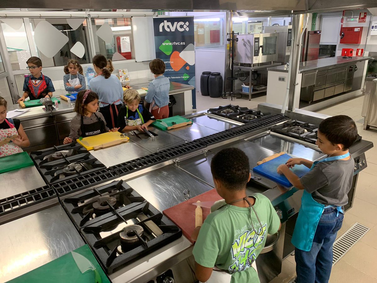 RTVCes's tweet photo. Todo listo en @hecansa para la Masterclass de Cocina Saludable de la campaña #SomosTuCampoRTVC🌱
La iniciativa persigue dar a conocer los productos locales y que los más pequeños aprendan sus propiedades y adquieran hábitos saludables 🌽
#Algosecuece @RTVCes @laautonomica https://t.co/a6UAT0nl6t