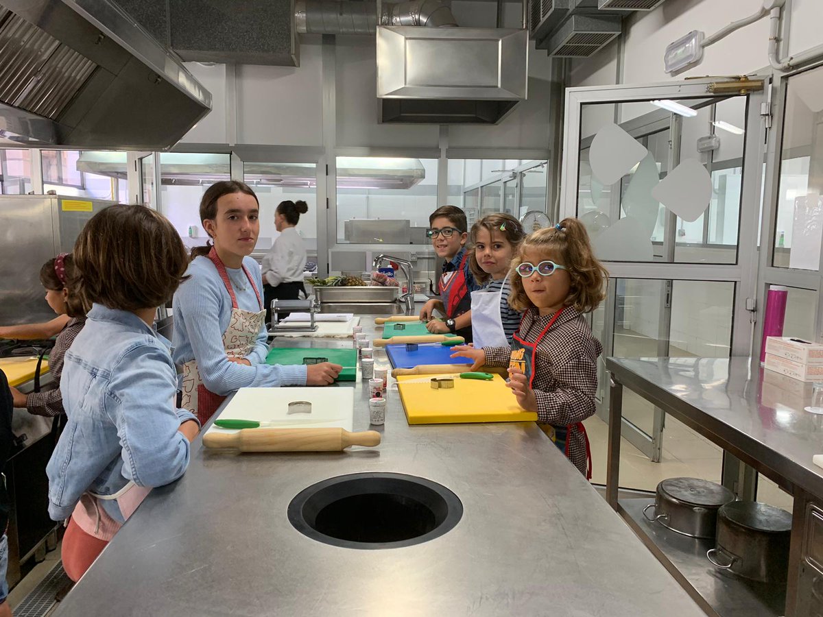 RTVCes's tweet photo. Todo listo en @hecansa para la Masterclass de Cocina Saludable de la campaña #SomosTuCampoRTVC🌱
La iniciativa persigue dar a conocer los productos locales y que los más pequeños aprendan sus propiedades y adquieran hábitos saludables 🌽
#Algosecuece @RTVCes @laautonomica https://t.co/a6UAT0nl6t