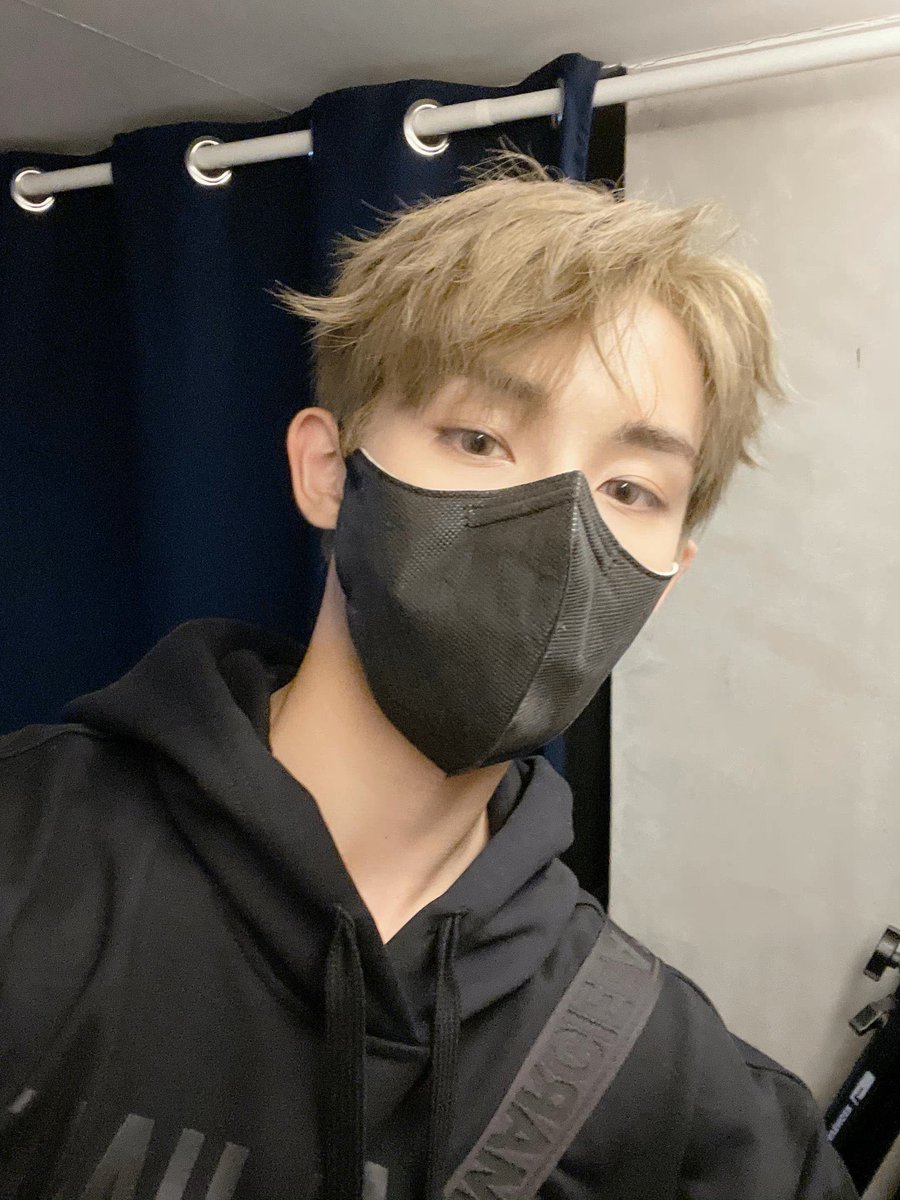 마스크 써도 잘생김을 알 수 있는 용안이다
ㄷㄷ
눈썹부터 봉황눈 그리고 뾰족귀 자기주장 강한 콧대 마지막으로 미남아우라가 넘 강함
윈떤 남자 하루에 셀카 10장 꽉꽉 채워서 올려주면 좋겠음