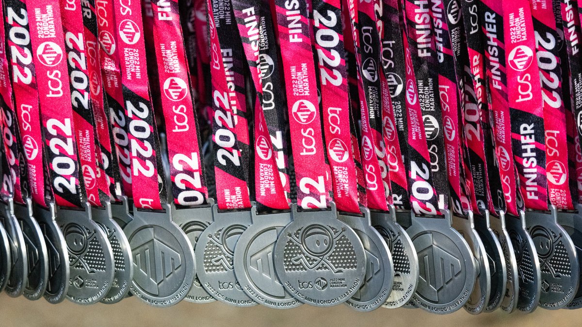 LondonMarathon's tweet photo. The TCS Mini London Marathon is under way! 🥳

Around seven thousand young people have taken to the streets of London and will finish along the Mall this morning.  

#LondonMarathon #WeRunTogether https://t.co/GGWk72I3Gv