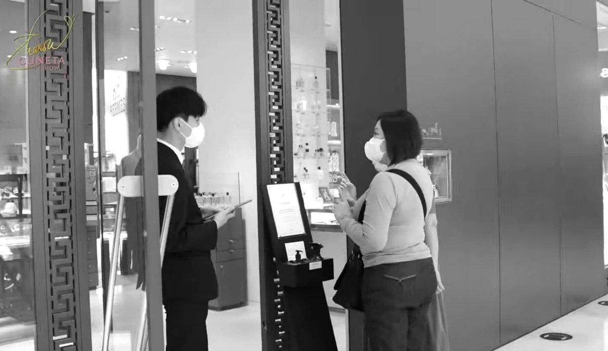 kodupdate's tweet photo. LOOK: Sharon Cuneta hindi pinapasok sa Hermes store, namakyaw sa Louis Vuitton

Hinarang sa pinto at itinaboy ng doorman ng Hermes store sa Seoul, South Korea si Sharon Cuneta

"Gusto kong bumili ng sinturon sa Hermes, ayaw ako papasukin," natatawang reklamo ni Sharon

1/n https://t.co/e2riLoHAcH