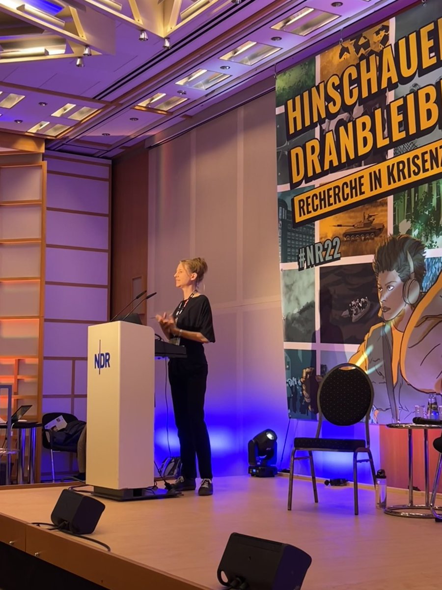 IWermke's tweet photo. „Globale erlernte Hilflosigkeit sorgt dafür, dass wir die Krisen unserer Zeit nicht angehen“, erklärt @PositiveMaren bei ihrer Keynote „#Journalismus in Krisenzeiten: Was der Journalismus von den #Neurowissenschaften lernen kann - nein, muss!“ 💥 #nr22 @nrecherche #klimakrise https://t.co/yygUMtfIBO