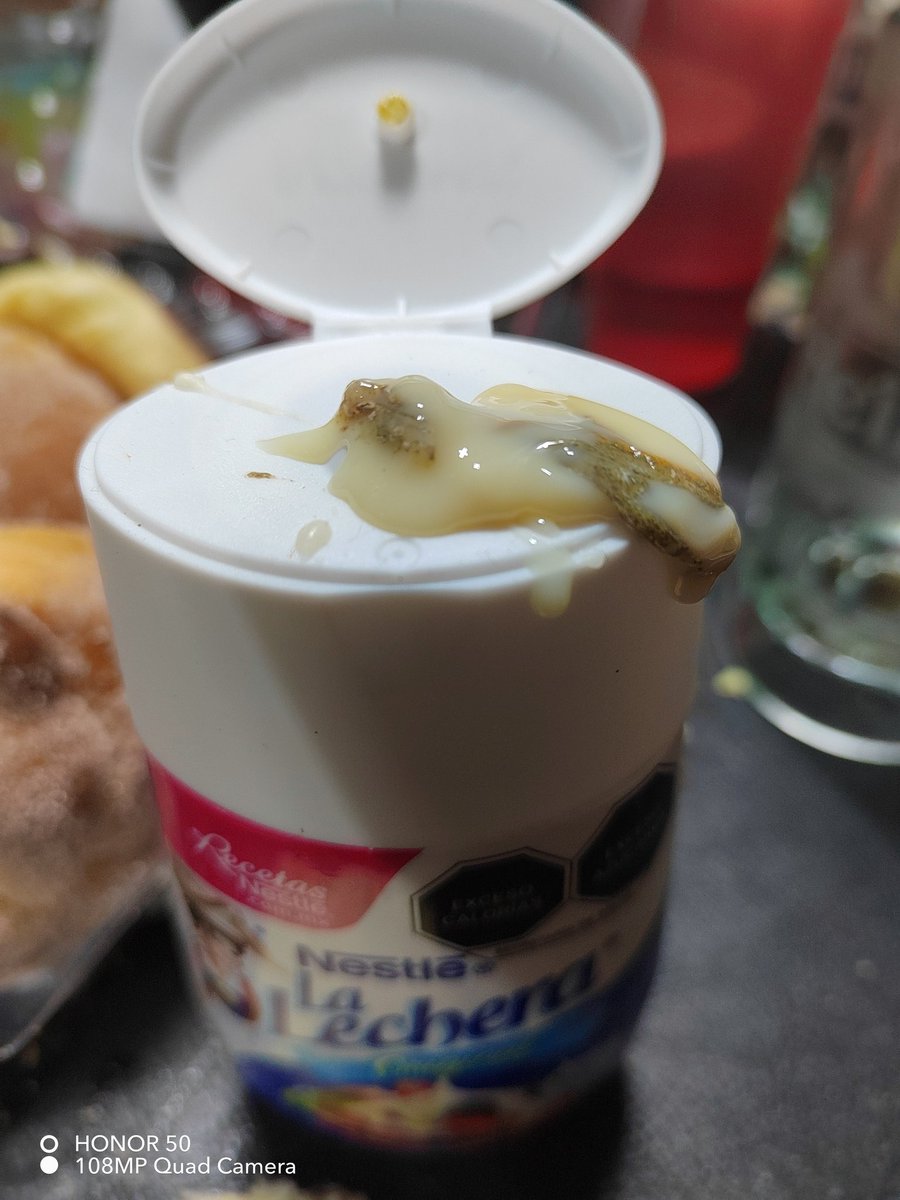 DitterReal's tweet photo. Que asco con la elaboración de sus productos
De verdad que ya no puede uno confiar en ninguna marca @LaLecheramx @Profeco
Al estar comiendo este producto comienza a taparse y al presionar más duro sale esa porquería verde, como realizan sus estándares de calidad estas empresas https://t.co/lSeFiWjy5w