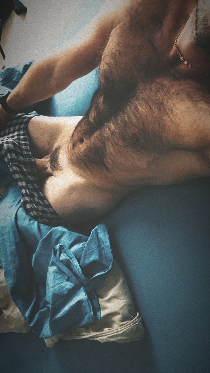 Vinz4591's tweet photo. En week-end. On profite du lit #hairybear @FrenchiesCocks @BatorCommunity https://t.co/UElmkYOECh