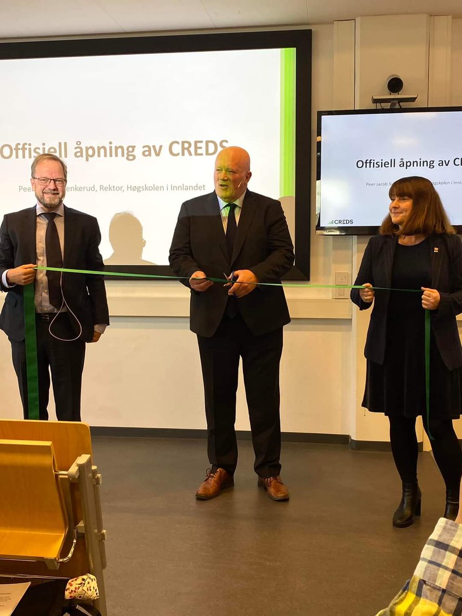 Hi_Kongsvinger's tweet photo. Høytidelig og stort, og en fantastisk mållinje å komme til! Fredag ble forskningssenteret for digitalisering og bærekraft, CREDS, ved @HiInnlandet i Kongsvinger offisielt åpnet. Med ikke lite stolthet, glede og entusiasme i salen. Dette har vi sett fram til lenge! https://t.co/jD3qU3SPf0