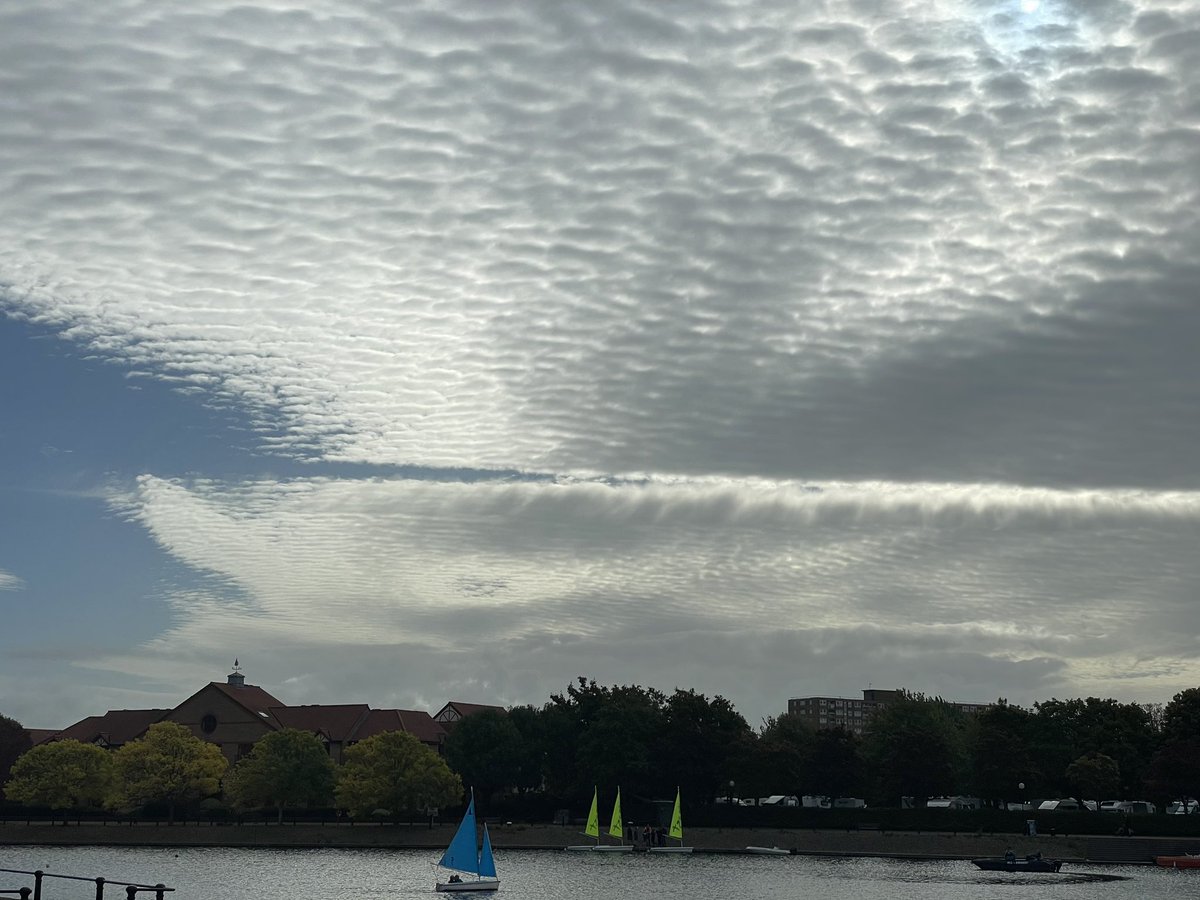 hamishmash's tweet photo. @fergieweather What would cause the clouds to split like this? https://t.co/GbjoDydwwu