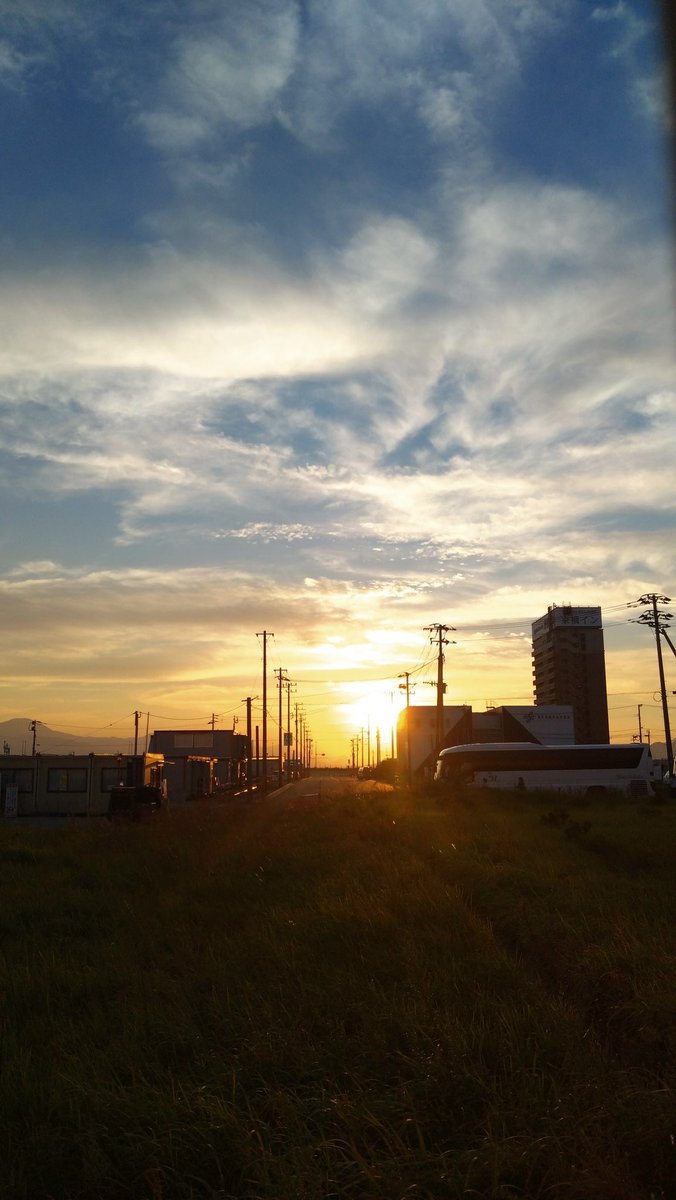 maruma017's tweet photo. 格納庫ももちろん初めていきましたが、出た時がちょうど夕日が綺麗だった。 https://t.co/PnZ9OVXWzO