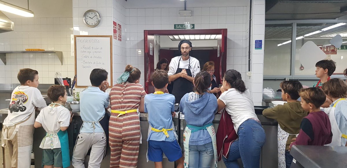 RTVCes's tweet photo. Todo listo en @hecansa para la Masterclass de Cocina Saludable de la campaña #SomosTuCampoRTVC🌱
La iniciativa persigue dar a conocer los productos locales y que los más pequeños aprendan sus propiedades y adquieran hábitos saludables 🌽
#Algosecuece @RTVCes @laautonomica https://t.co/a6UAT0nl6t