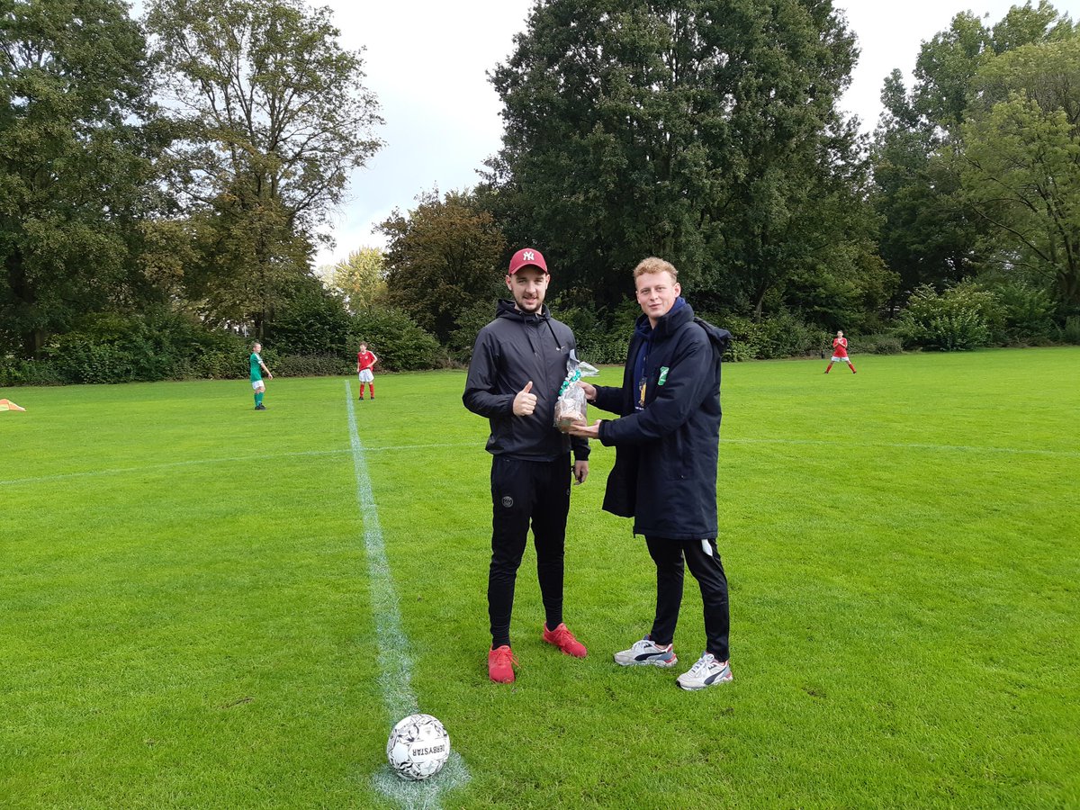 andrevdlinde69's tweet photo. Ook hier bij @vvSVVN de week vd scheidsrechter. Een presentje namens het Bestuur. #weekvdscheidsrechter https://t.co/v7arJKcWRG