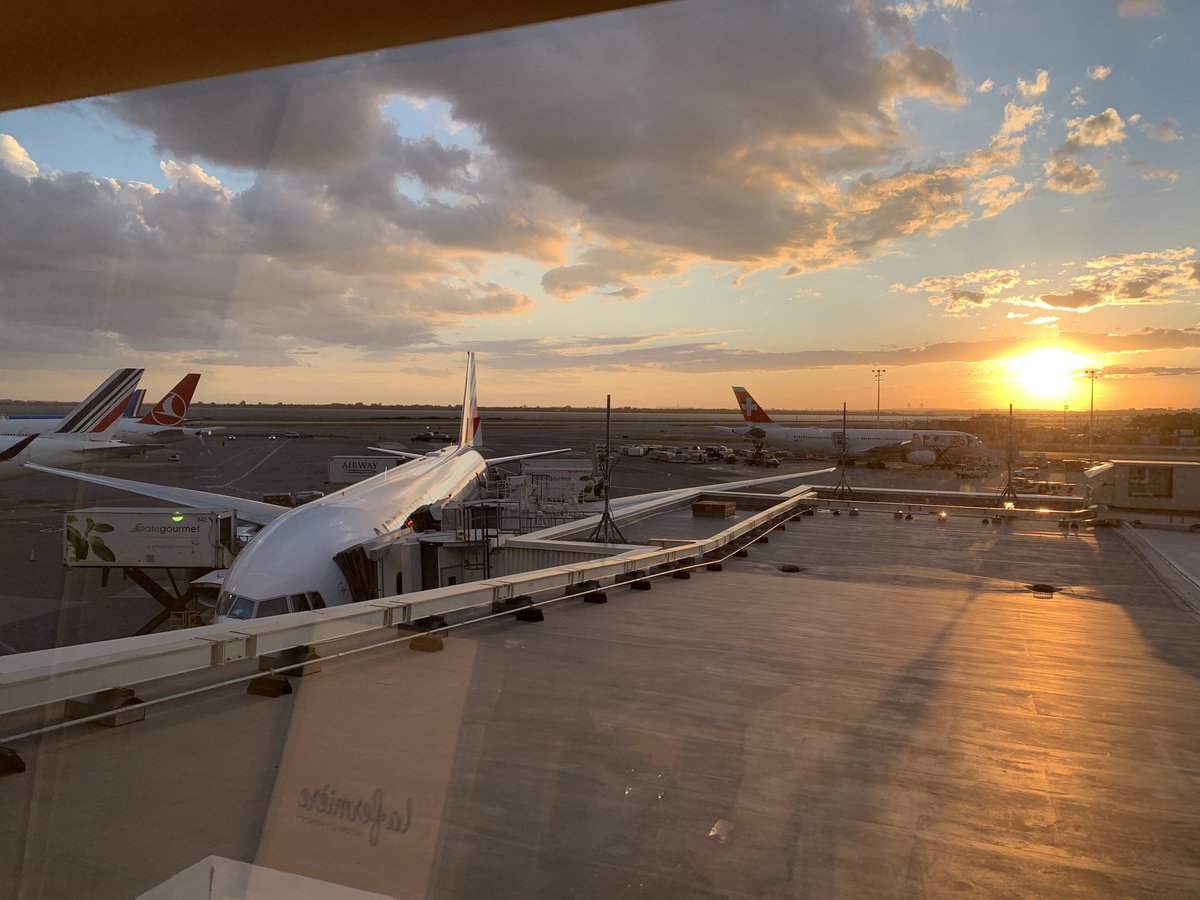 Chrisggg90's tweet photo. #JFKairport #AF007 #AF #laPremière https://t.co/F2B8yEmD0b