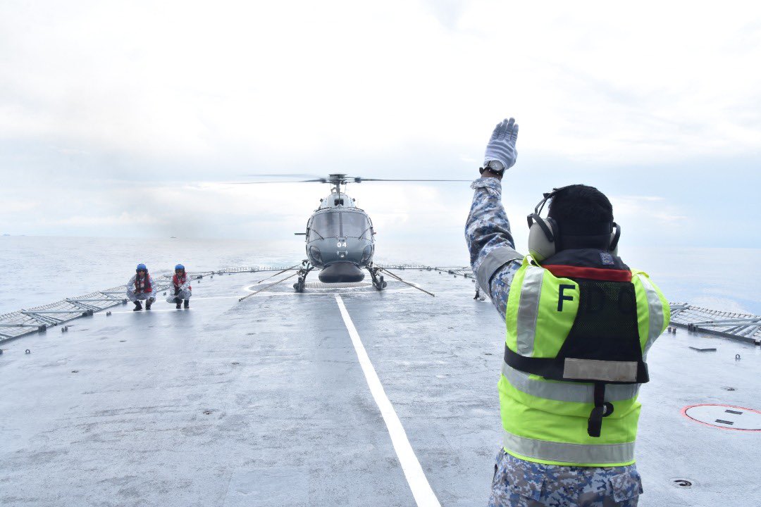 ‘Armada Barat Siaga, Kedaulatan Terpelihara’ Pesawat Fennec TLDM dari Skn 502 pamer kecekapan dan kompetensi sewaktu Deck Landing Training #OSTEXWEST2/22 bersama @kdjebat29. @tldm_rasmi @fmyeor #NavyUpdate