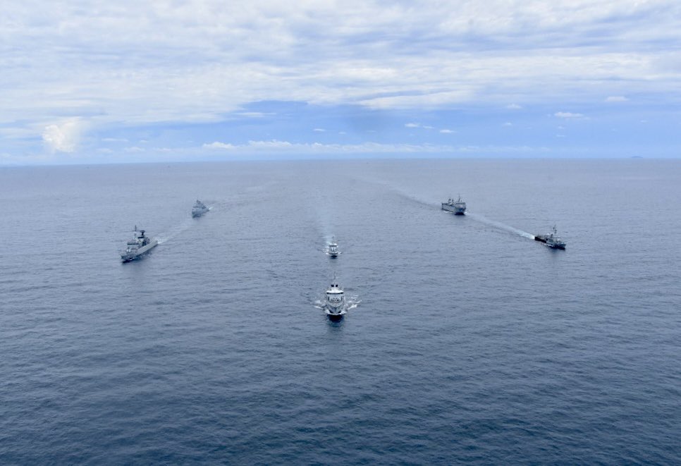 MPA_Barat's tweet photo. ‘Armada Barat Siaga, Kedaulatan Terpelihara’

@kdjebat29, @KDSIS1503, @Lekir26, @134nadim, @14_kinabalu &amp; @kdgempita gagah membelah perairan Selat Melaka Utara semasa #PHOTOEX #OSTEXWEST2/22.

@tldm_rasmi
@fmyeor
#NavyUpdate https://t.co/jJQFuivhEk