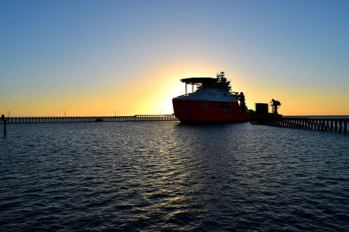 BlythHub's tweet photo. Normand navigator entering the Port of Blyth this morning at dawn. #Blyth #PortOfBlyth 
More here ⬇️
 https://t.co/ZL5wNgydz5 https://t.co/mo2bIdRsU7