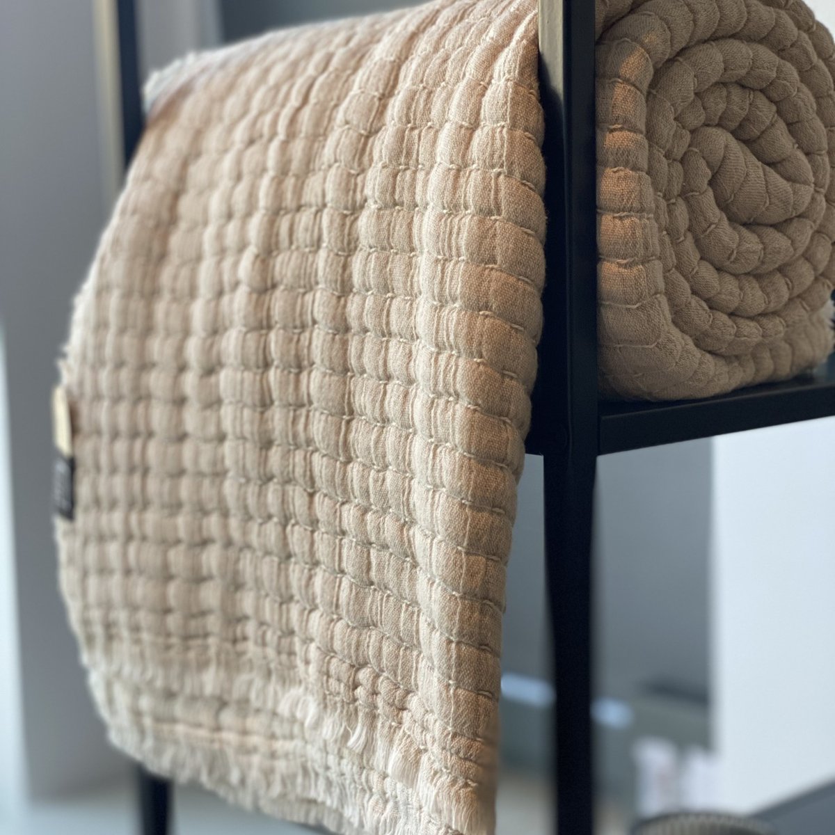 mistinget_edb's tweet photo. Zet je de verwarming ook op 19 graden? Heb een kou als je in de zetel zit met de plaid of fleecedeken van Leeff: https://t.co/1VPiPueujL #leeff #mistinget #fleecedeken #plaids #schepdaal https://t.co/7jxABqYCrP