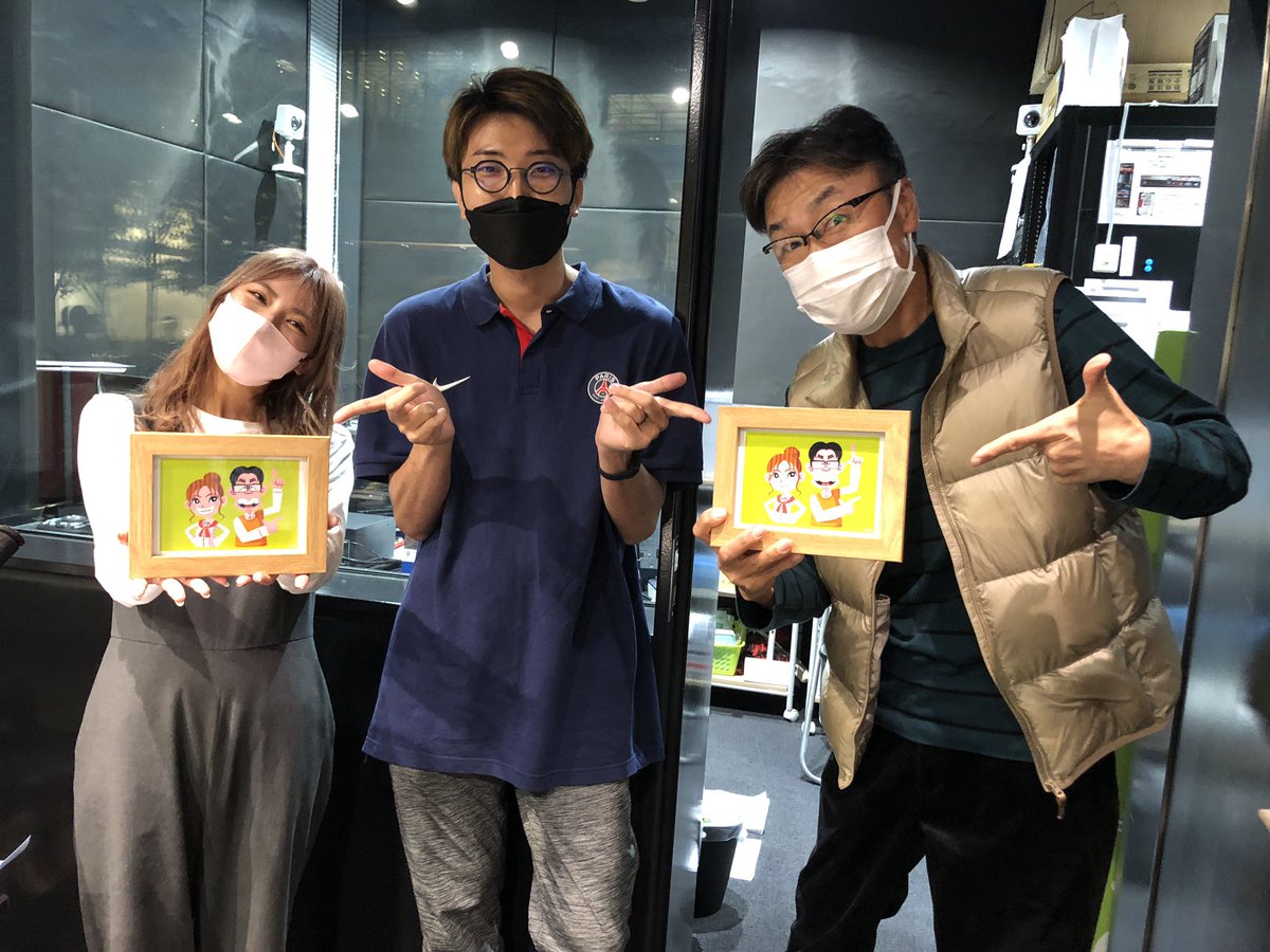 番組看板のイラストなども担当してくれたイラストレーターのりおたさんが新しい2人のイラストを描いてスタジオにやってきてくれました！
本当にお世話になりました！
いっぱいネタにしてごめんなさい🙇‍♂️笑
これからのご活躍にも期待しております‼︎
#riota2gaoe 
#りおた
#ハピふラ
#fmy