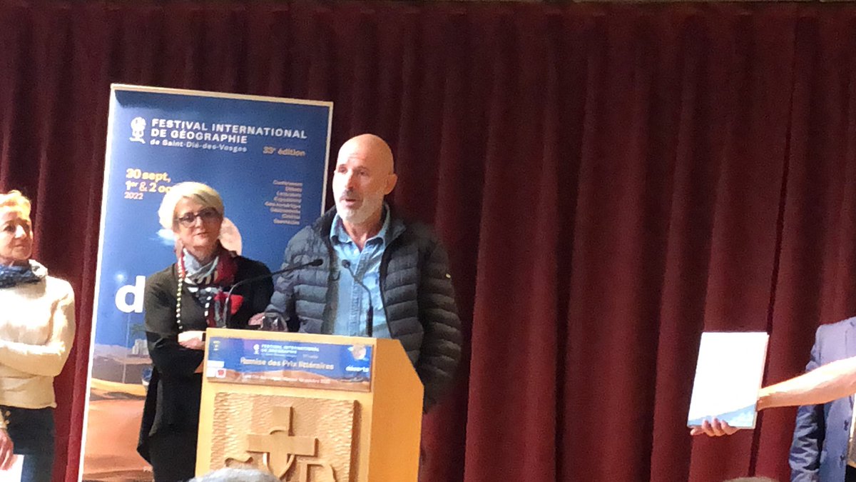 SSangarne's tweet photo. Remise du prix géographique de laBD. #fig2022 À Étienne Davodeau pour Le Droit du Sol.  Vive la géographie  avec les pieds et les crayons !!  @FIGSaintDie @APHG_National @Geoconfluences @FSaulnier @armelle_rothier @Olivier_Dubos https://t.co/DEnNce4PlV