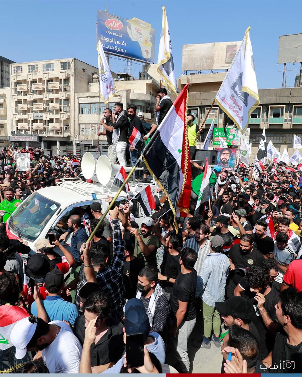 hruk2012's tweet photo. تظاهرات في ساحتي التحرير والنسور وسط العاصمة #بغداد، السبت، في ظل انتشار كثيف للقوات الأمنية، وذلك إحياء للذكرى الثالثة لاحتجاجات تشرين عام 2019.
ألقت قوات الأمن قنابل الغاز المسيل للدموع بهدف تفريق المتظاهرين وإبعادهم عن حاجز الكتل الخرسانية على جسر الجمهورية المؤدي إلى المنطق https://t.co/iTQ4SqbJvU