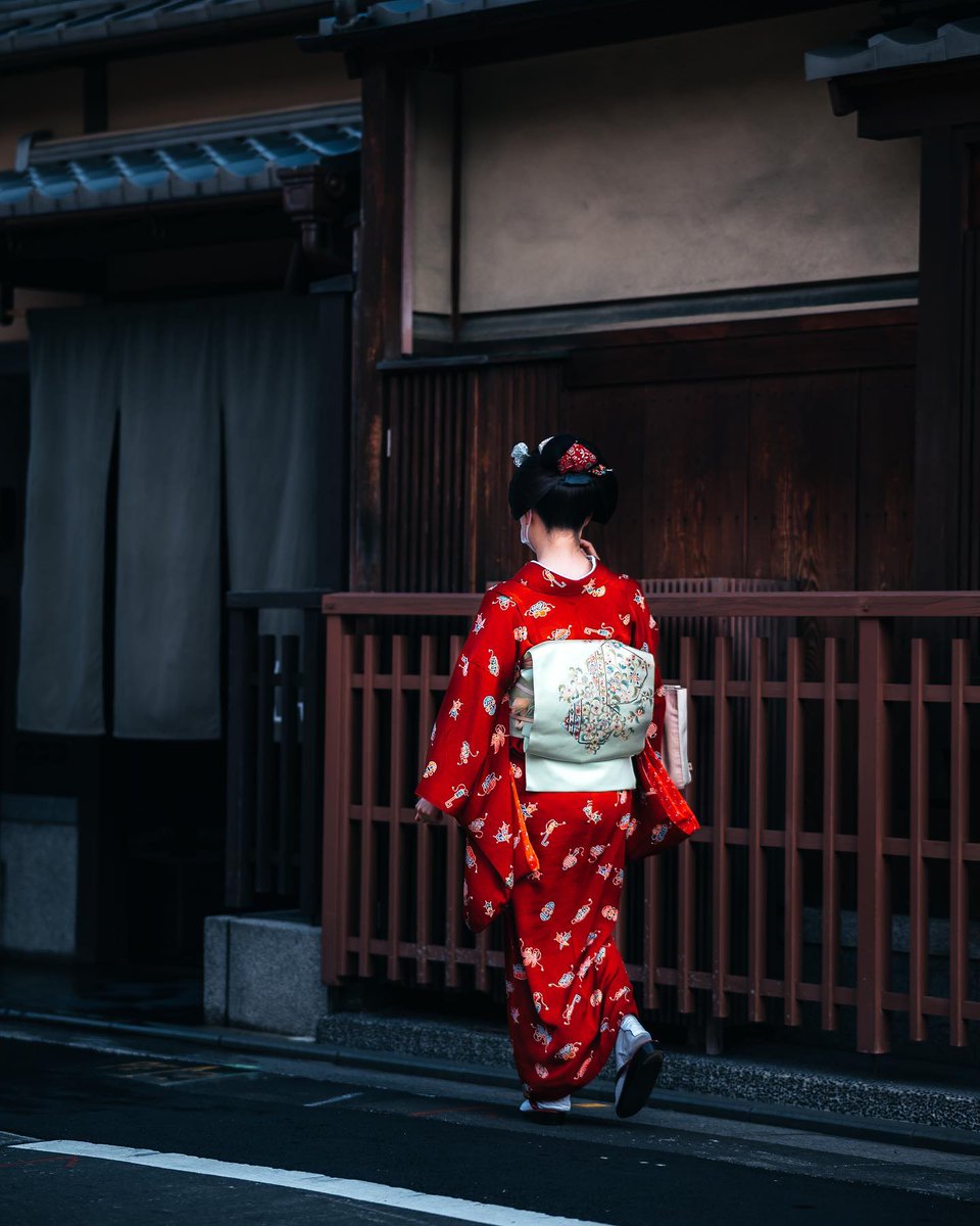 A girl wearing kimono.
.
.
.
📷 Taufan31

#日本 #きもの #kimono #streetframez #Cinematic #cineandcolor #spicollective #thestreetpr0ject #rsa_streetview #street_vision #streetmobs #streetphotography #spicollective #ussfeeds #streetgrammer #streetclassics #cinematicshine