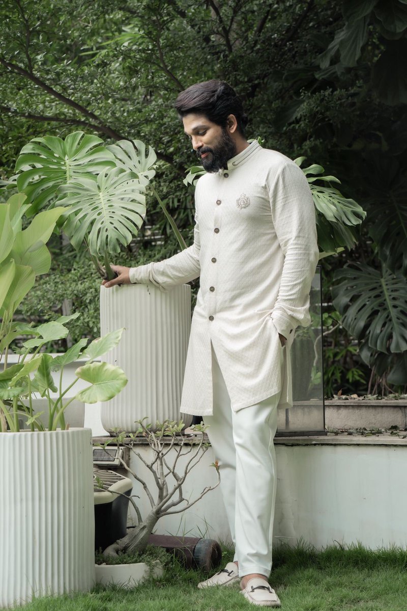 ashwinmawle's tweet photo. CLASSY &amp; SUAVE 🤍
@alluarjun in @ShantanuNikhil 
Styled by - @ashwinmawle &amp; @hassankhanhak 
#AlluArjun #styledbyashwin https://t.co/zgY9VXM1WG