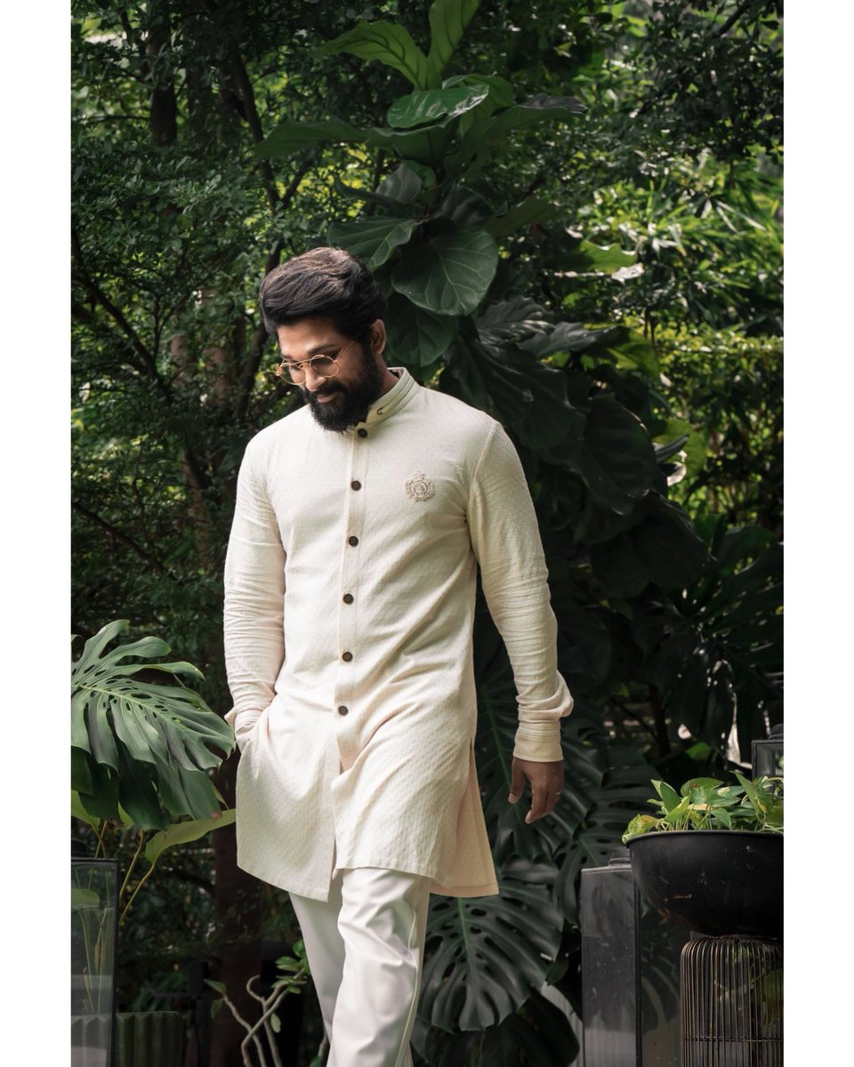 ashwinmawle's tweet photo. CLASSY &amp; SUAVE 🤍
@alluarjun in @ShantanuNikhil 
Styled by - @ashwinmawle &amp; @hassankhanhak 
#AlluArjun #styledbyashwin https://t.co/zgY9VXM1WG