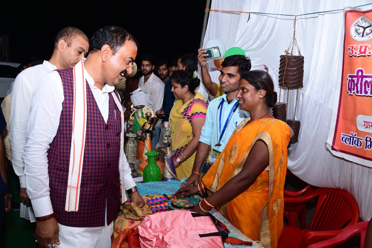 UpRuralDev's tweet photo. इस दौरान मा. उपमुख्यमंत्री जी ने स्वयं सहायता समूह की महिलाओं द्वारा निर्मित उत्पादों का प्रदर्शनी के माध्यम से अवलोकन किया और उनसे विभिन्न विषयों पर संवाद किया।

#SHG #UPSRLM #NRLM #UPRuralDev #MoRD 

@MoRD_GoI @myogiadityanath @CMOfficeUP @UPGovt @kpmaurya1 @VijayLaxmiMLA https://t.co/VhvSItSXmH