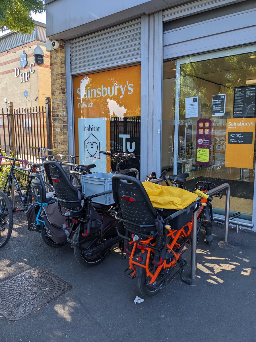 The modal shift is real. Three @ternbicycles GSD lined up outside Sainsbury's Dog Kennel Hill. We could do with more bike parking! #dulwichmodalshift @Sainsburys @CleanAirDulwich