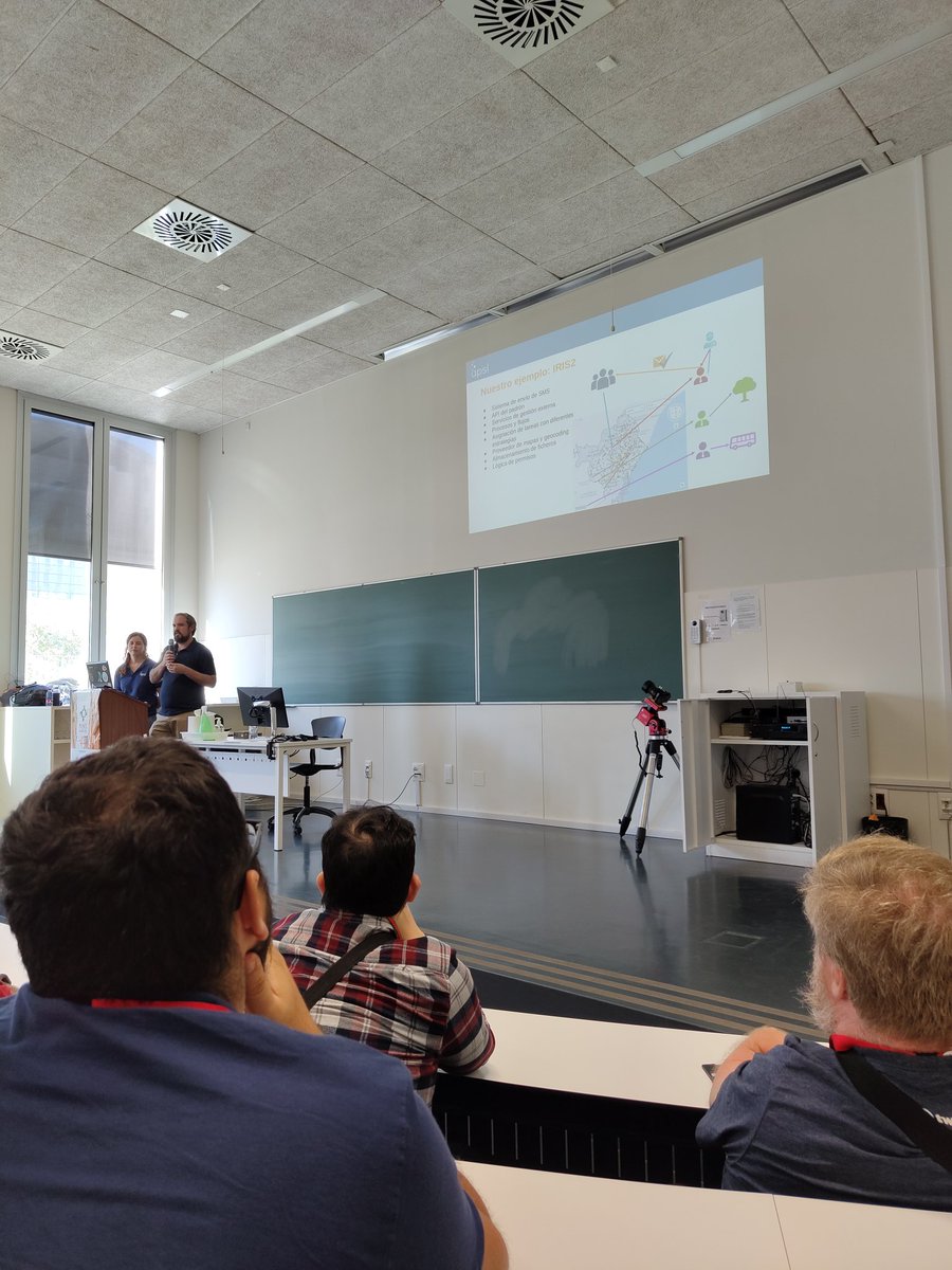 #kudos a <a href="/Franmc1/">Fran Muñoz</a> y @sonia_alhama por su charla para Resolver Romper y Recombinar tu proyecto. Muy buenas ideas y propuestas #PyConES22