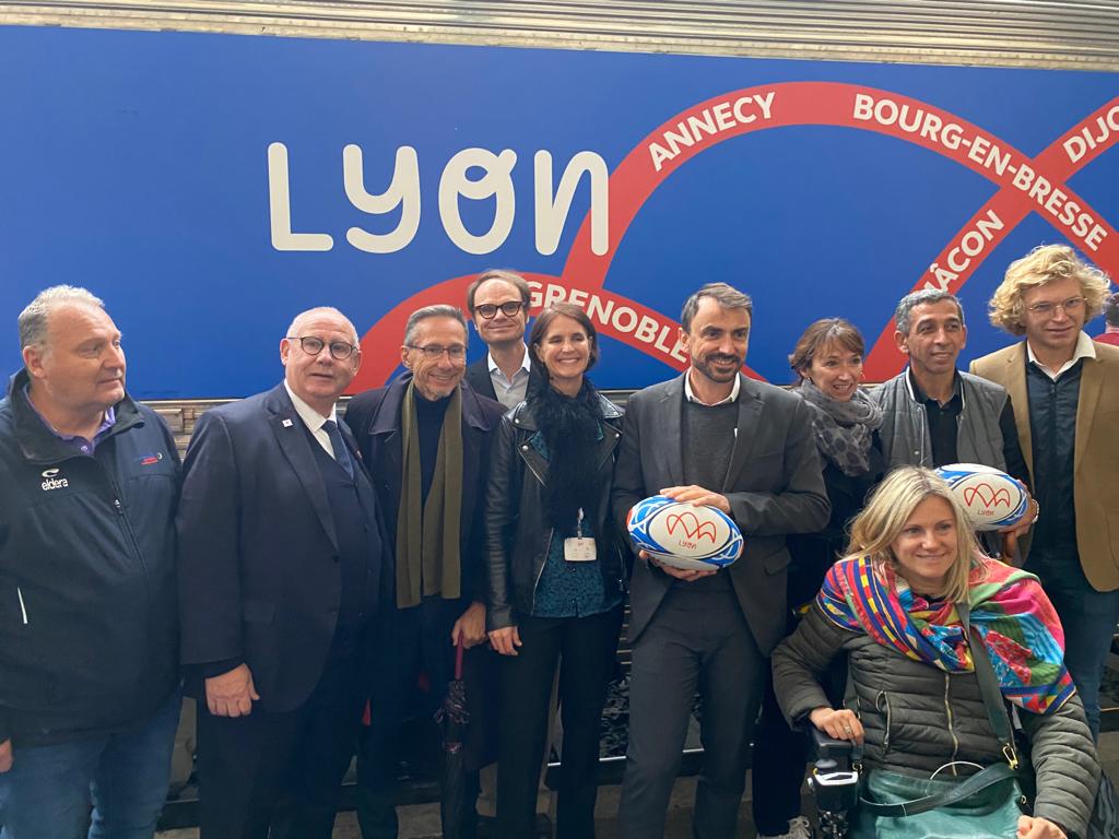 Ravie d’inaugurer à #Lyon avec nos partenaires, le 🚉 de la 🏆 du monde de #rugby France 2023 <a href="/France2023/">Rugby World Cup France 2023</a>. 

C’est une grande fierté pour la #SNCF et ses 140 000 cheminots de participer à ce moment de fête et de partage de cet amour du ballon ovale 🏉! ❤️