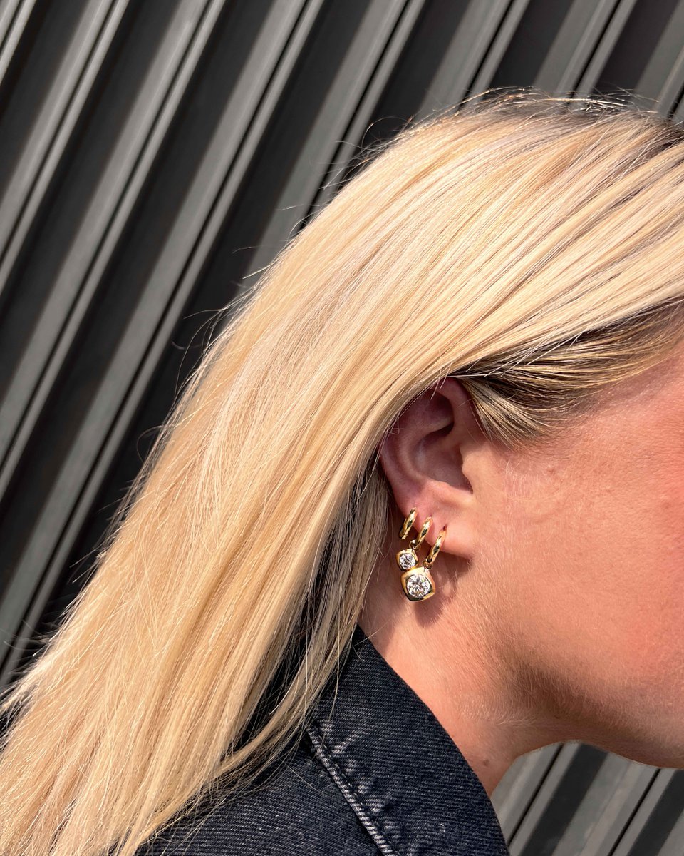 vashiofficial's tweet image. Lessons in layering. Stack sparkling new styles of all shapes and sizes.

#earringstack #diamondhuggies #huggiehoops